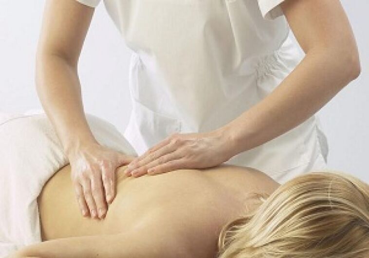Massage pour soulager les spasmes et détendre les muscles atteints d'ostéochondrose thoracique.